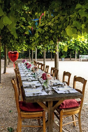 Outdoor dining - Warm family run farmhouse in the national park of Haspengouw in Belgian Limburg (Nieuwerkerken)