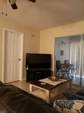 Living area - 2 bedroom condo in Largo Florida...Clearwater (3 month minimum) (Clearwater)