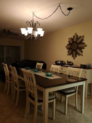 Dining - 2 bedroom condo in Largo Florida...Clearwater (3 month minimum) (Clearwater)