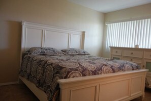 2 bedrooms, iron/ironing board, Internet, bed sheets - 2 bedroom condo in Largo Florida...Clearwater (3 month minimum) (Clearwater)