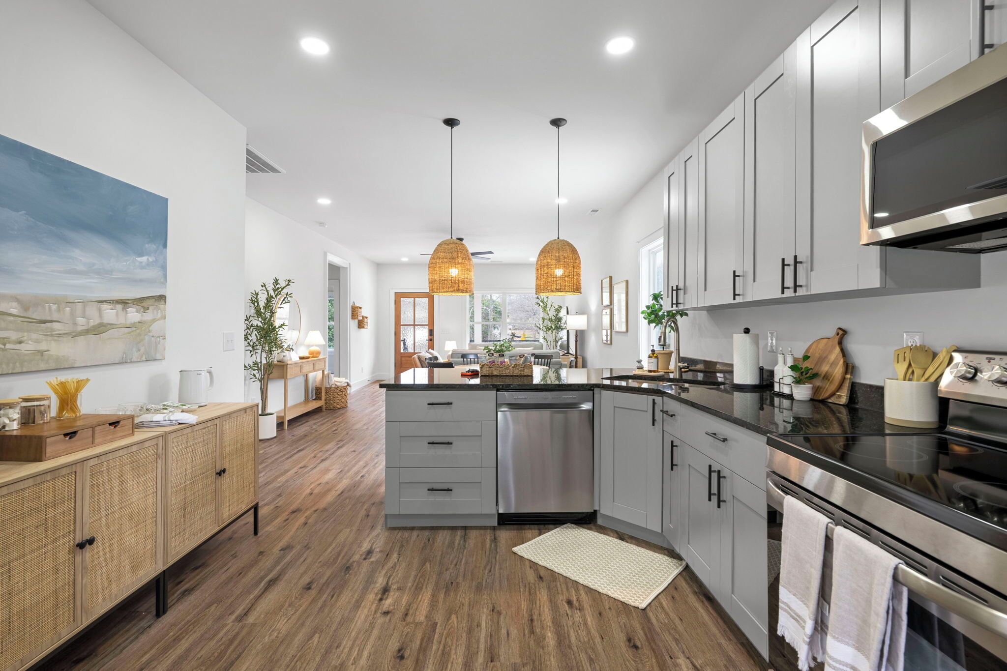 Mikrobølgeovn, ovn, kokeplater og oppvaskmaskin