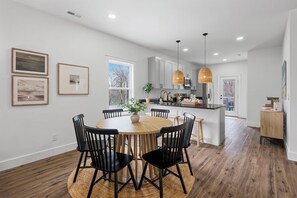 Dining - New Build on Magnolia. Quiet & Furnished (Rossville)