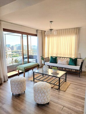 TV - Beautiful view of Santiago. Apartment for 10 people steps from Parque Arauco (Las Condes)