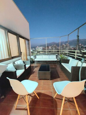 Property grounds - Beautiful view of Santiago. Apartment for 10 people steps from Parque Arauco (Las Condes)