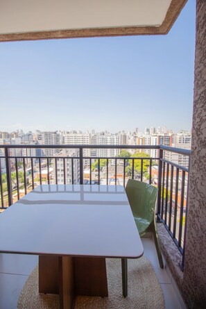 Outdoor dining - Studio apartment with pool and subway access in Moema, next to Ibirapuera Park. (São Paulo)