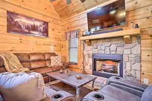 TV, fireplace - Lake Mtn Cabin•Hot Tub•Pool Table•Pet Friendly (Sevierville)