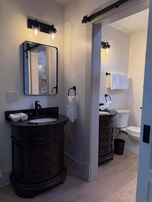 Douche, sèche-cheveux, bidet, serviettes fournies