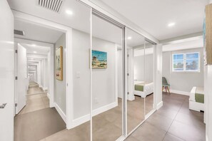 3 chambres, fer et planche à repasser, lit de bébé portatif