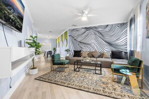 TV - Lux Designer SOHO Home | Sleeps 13 | heart of TPA (Tampa)