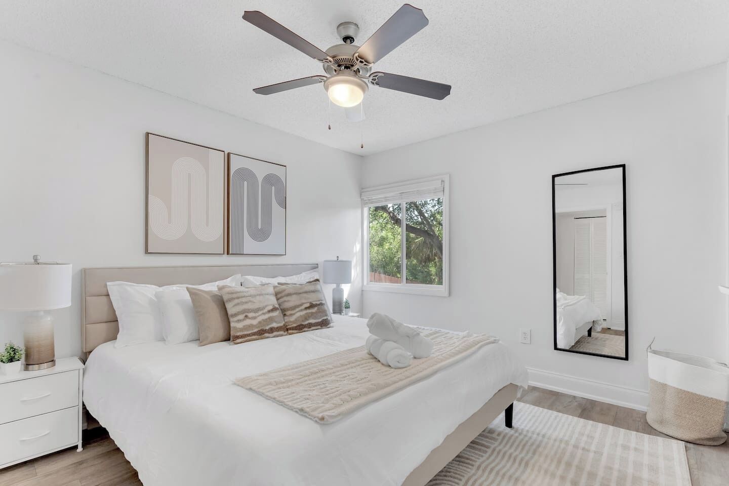 1 slaapkamer, een bureau, een strijkplank/strijkijzer, wifi