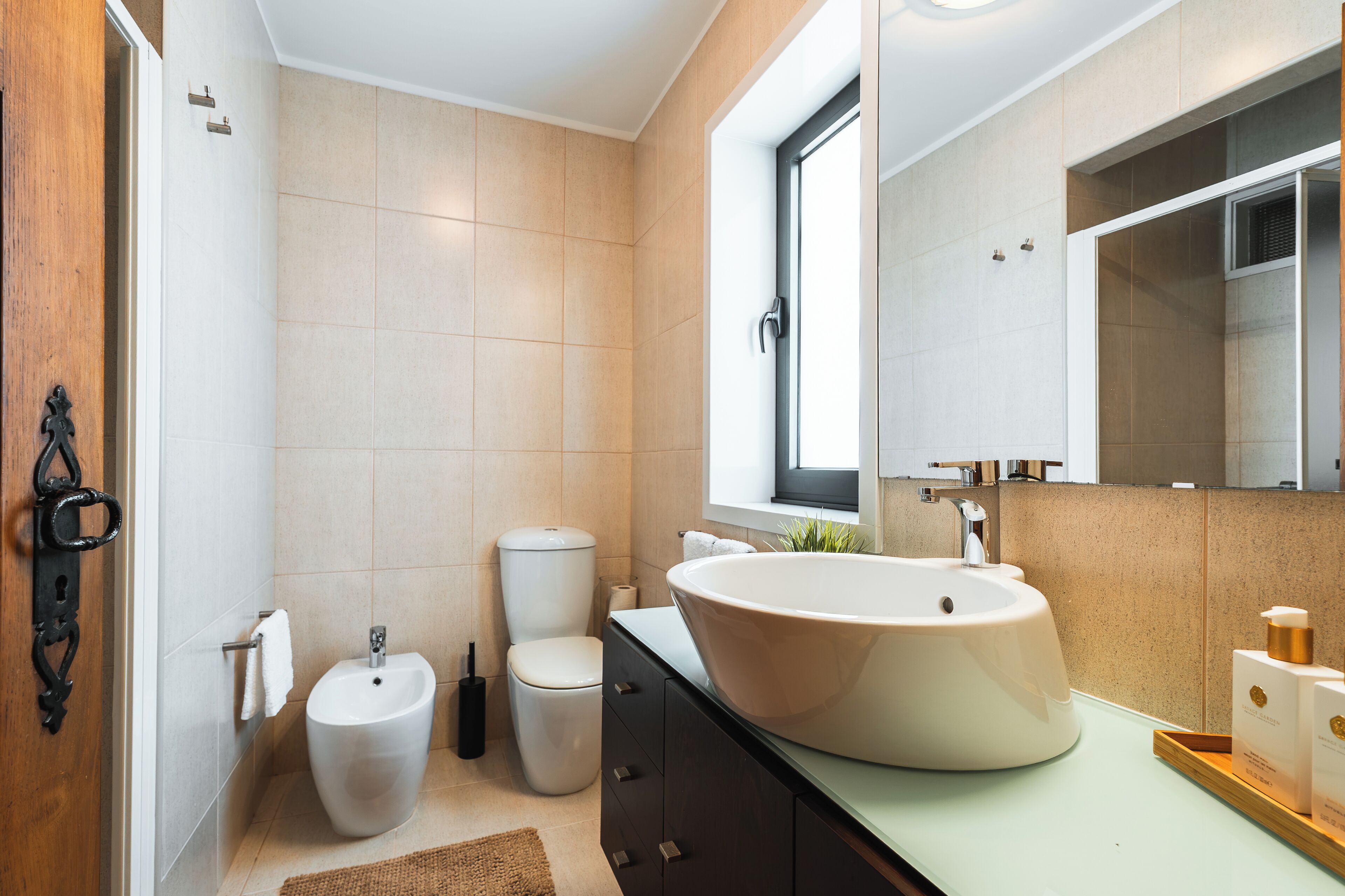 Dutxa, assecador de cabells, bidet i tovalloles 