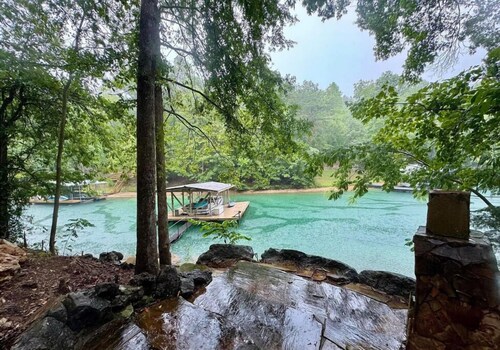 Rustic Retreat - Scenic 4‑BR with Lake Views, Decks, Private Dock, Kayaks