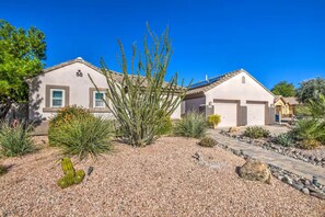 A house with a patio, surrounded by desert plants and a clear blue sky. - Heated pool Hot tub pool table (Mesa)