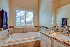 Rumah, 4 kamar tidur, patio | Kamar mandi