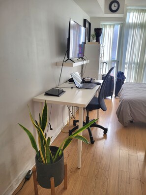 Fer et planche Ă repasser, accĂšs Ă Internet, literie fournie