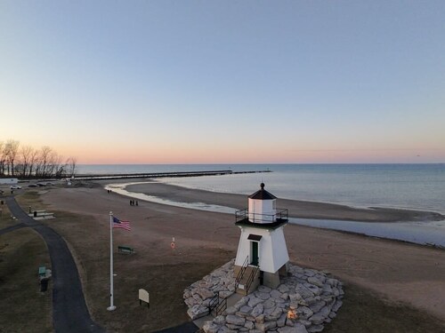 Quiet 3BR Retreat with Fenced Yard, Near Lake Erie & Jet Express. Pet Friendly!