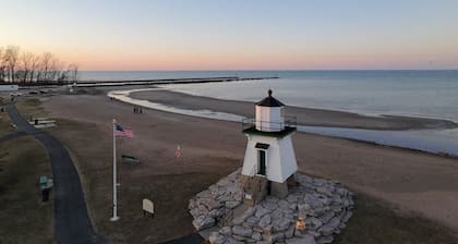 Quiet 3BR Retreat with Fenced Yard, Near Lake Erie & Jet Express. Pet Friendly!