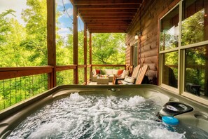 Outdoor spa tub - Free Dollywood Tix•Heated Pool•GameRoom•Modern (Sevier)