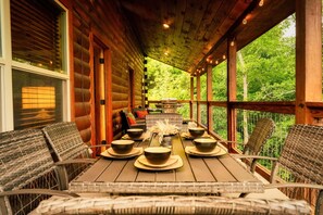 Outdoor dining - Free Dollywood Tix•Heated Pool•GameRoom•Modern (Sevier)