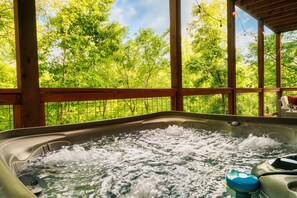 Outdoor spa tub - Free Dollywood Tix•Heated Pool•GameRoom•Modern (Sevier)