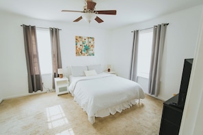 3 bedrooms, desk, WiFi, bed sheets - 7 Mins to UVA Grounds, Peaceful 3BR House (Charlottesville)