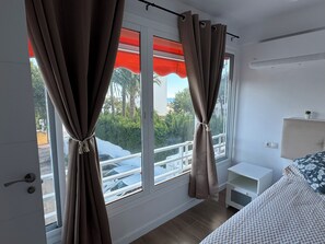 2 bedrooms, travel cot, free WiFi, bed sheets - Apartment on the Costa del Sol, 5 minutes walk from the beach (Benalmádena)