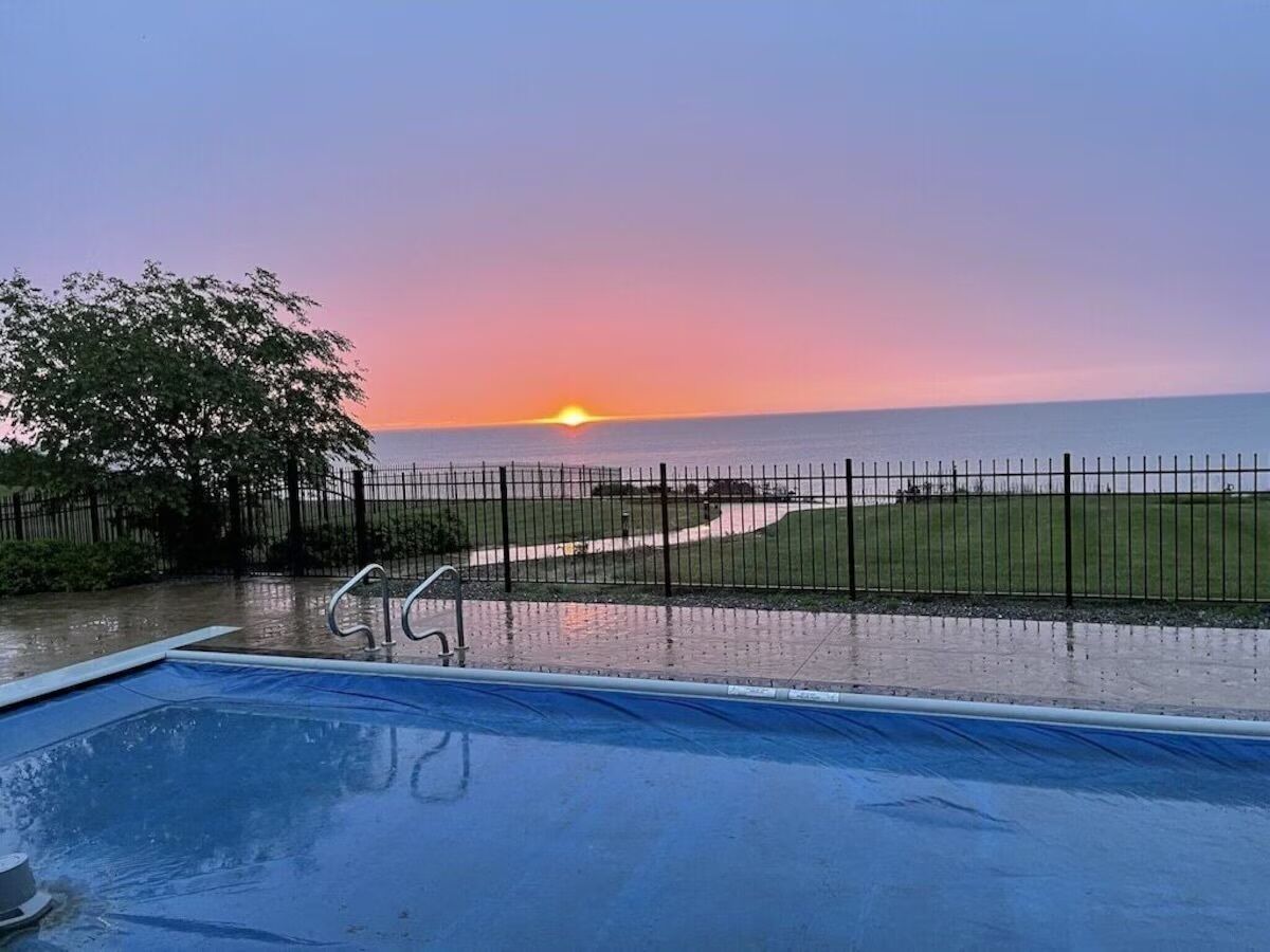 Utendørsbasseng og et oppvarmet basseng