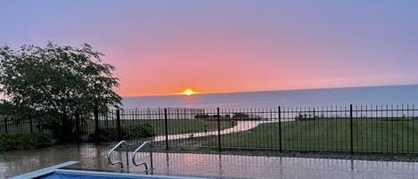 Utendørsbasseng og et oppvarmet basseng