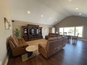 Fernseher, Videospiele, Tischtennisplatte