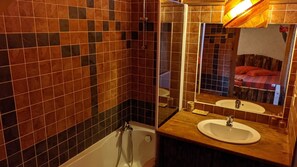 Een douche, een haardroger, handdoeken, zeep