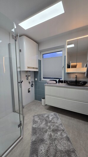 Haartrockner, Handtücher, Seife, Toilettenpapier