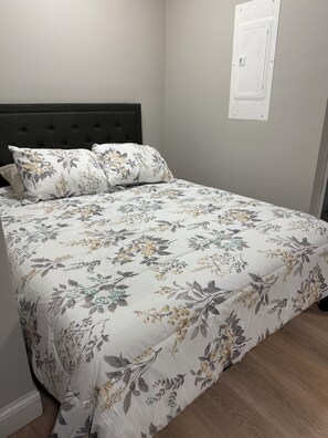 1 bedroom, iron/ironing board, bed sheets - Cozy condo in charming New Haven perfect for your getaway (New Haven)