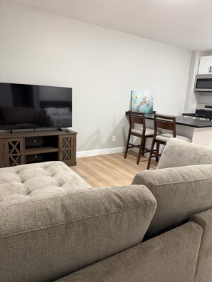 Living area - Cozy condo in charming New Haven perfect for your getaway (New Haven)