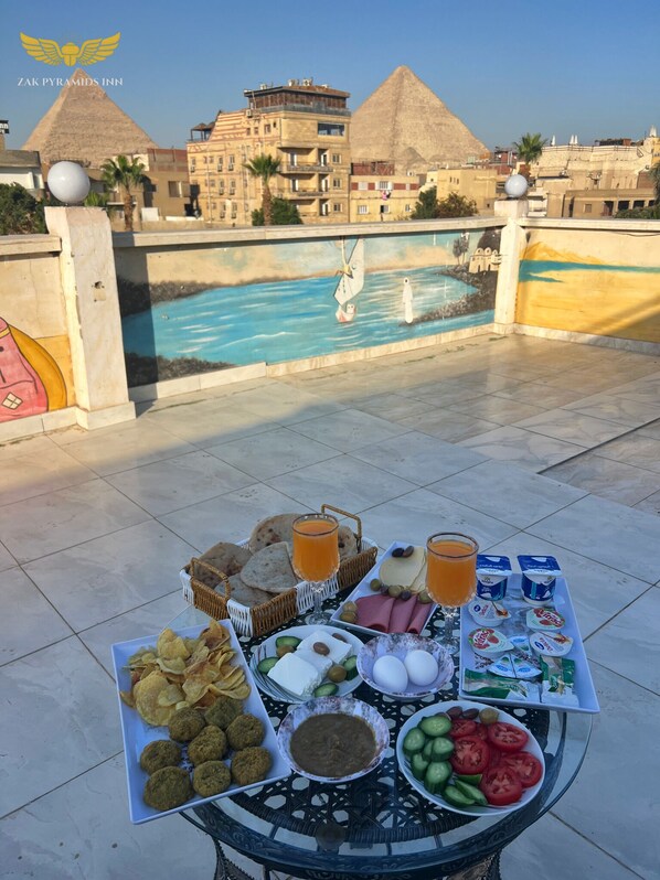Free daily continental breakfast - Zak Pyramids Inn (Giza)