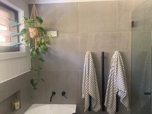 Haartrockner, Bidet, Handtücher, Seife