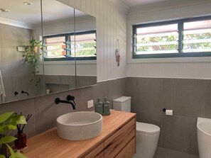 Hair dryer, bidet, towels, soap - Peaceful Sawtell Home with Spacious Backyard (Sawtell)