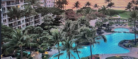 Een buitenzwembad, een verwarmd zwembad