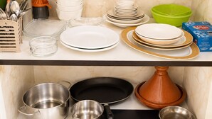Un plan de travail de cuisine avec différents plats, ustensiles et ustensiles de cuisine.
