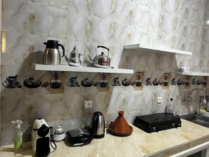 Fridge, coffee/tea maker, electric kettle, dining tables - Large Studio Fiber optics IPTV (Marrakech)