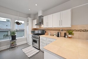 Private kitchen - Home in Seattle with 2 kitchens & 2 living areas (Seattle)