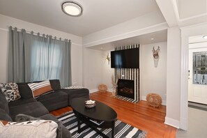 TV - Home in Seattle with 2 kitchens & 2 living areas (Seattle)