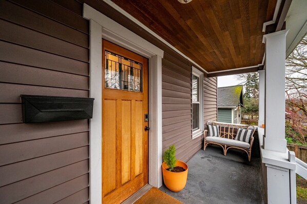 Exterior detail - Home in Seattle with 2 kitchens & 2 living areas (Seattle)