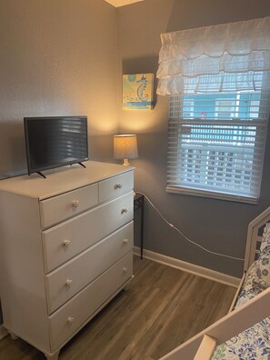 2 bedrooms, iron/ironing board, internet, bed sheets