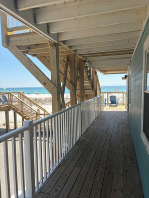 Terrace/patio - West Beach Gulf front complex. Steps to the sand! Sleeps up to 6. (Gulf Shores)