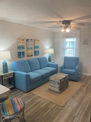 Living area - West Beach Gulf front complex. Steps to the sand! Sleeps up to 6. (Gulf Shores)