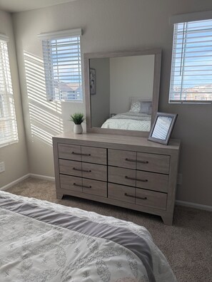 1 habitación, tabla de planchar con plancha, wifi y ropa de cama 
