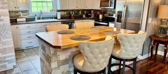 Lakehouse with dock close to Mammoth Cave and WKU