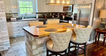 Lakehouse with dock close to Mammoth Cave and WKU