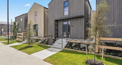 The Shearers Retreat, central with parking!