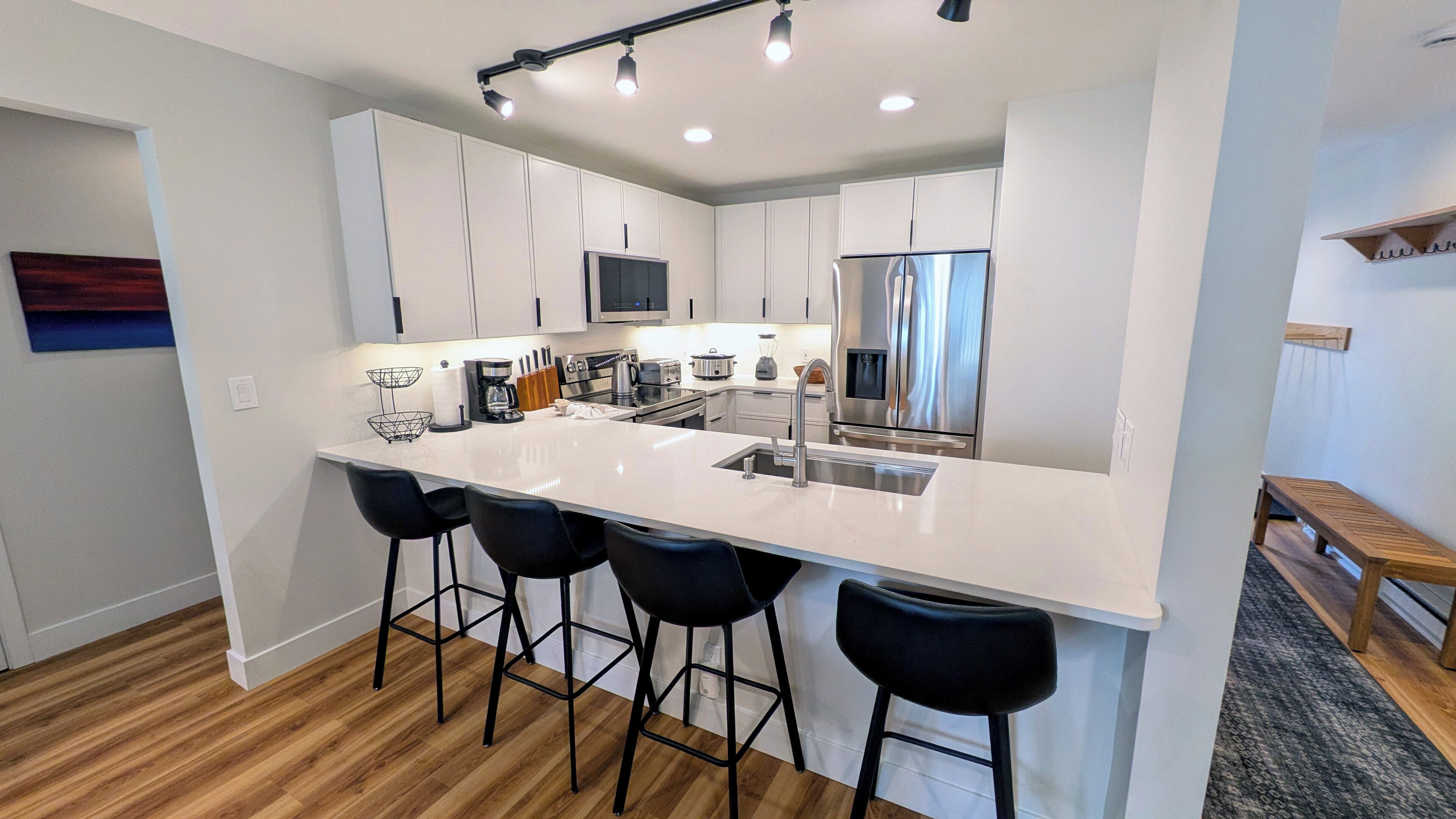 ثلاجة، ميكروويف، فرن، موقد طهي مسطح